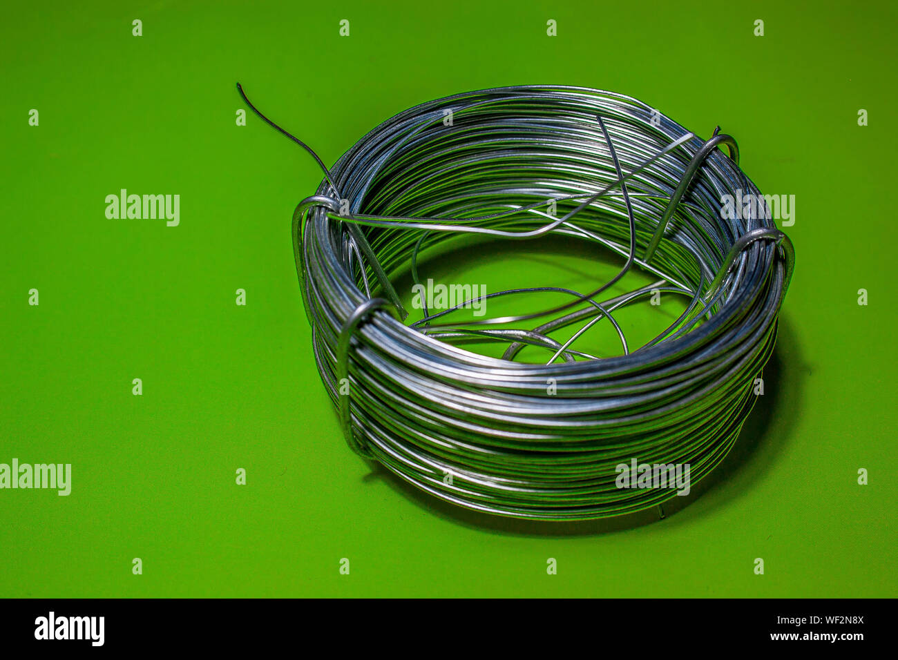 Un alto ángulo de visualización de alambre metálico enrollado sobre fondo  verde Fotografía de stock - Alamy