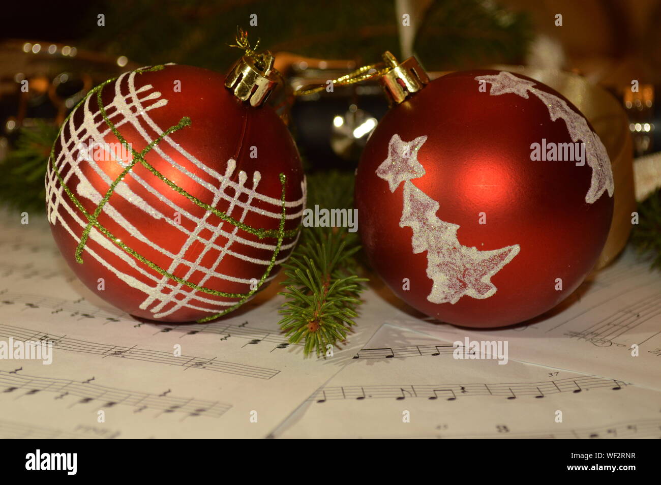 Close-up de adornos de Navidad en notas musicales Fotografía de stock -  Alamy