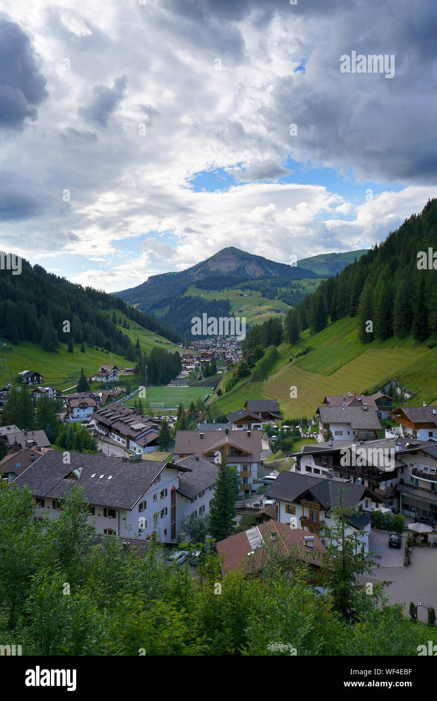Vistas a la ciudad desde arriba, Canazei, Trentino-Alto Adigio, Italia, Europa Foto de stock