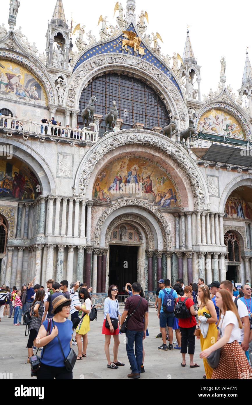 La Basilica di San Marco, la Plaza de San Marcos (St. Mark's Square), Venecia, Véneto, Italia Foto de stock