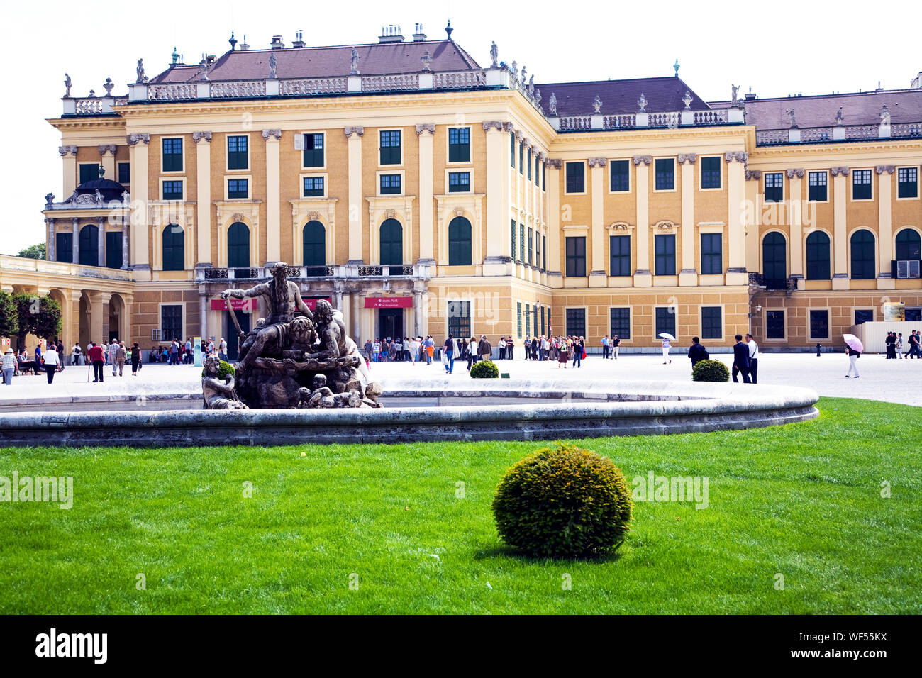 Los jardines y la entrada del Schloss Schonbrunn. Viena, Austria Foto de stock