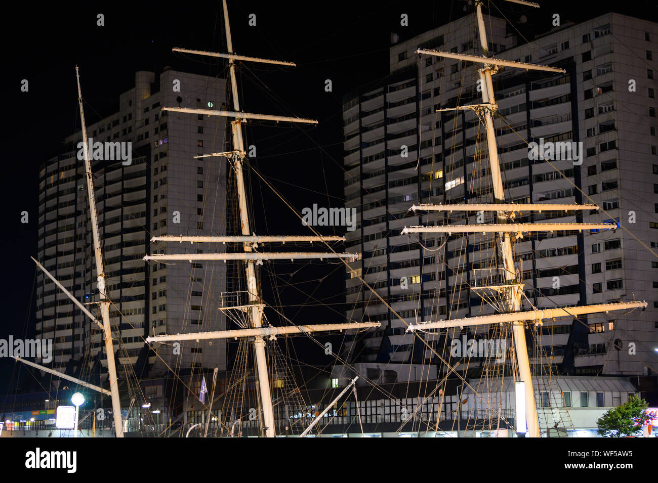 Bremerhaven, Alemania. 31 Aug, 2019. El histórico velero "eute Deern' ha caído en una posición inclinada debido a un fallo de la bomba. Cuando las tropas de la brigada de bomberos exploró el "eute Deern', el buque se inclinó tan amenazante que la misión fue abortada. "Eute Deern' (alto alemán "sweet Girl") pertenece a la flota del museo alemán Museo Marítimo (DSM) y se ha situado en el Viejo Puerto durante más de 50 años. Crédito: Mohssen Assanimoghaddam/dpa/Alamy Live News Foto de stock