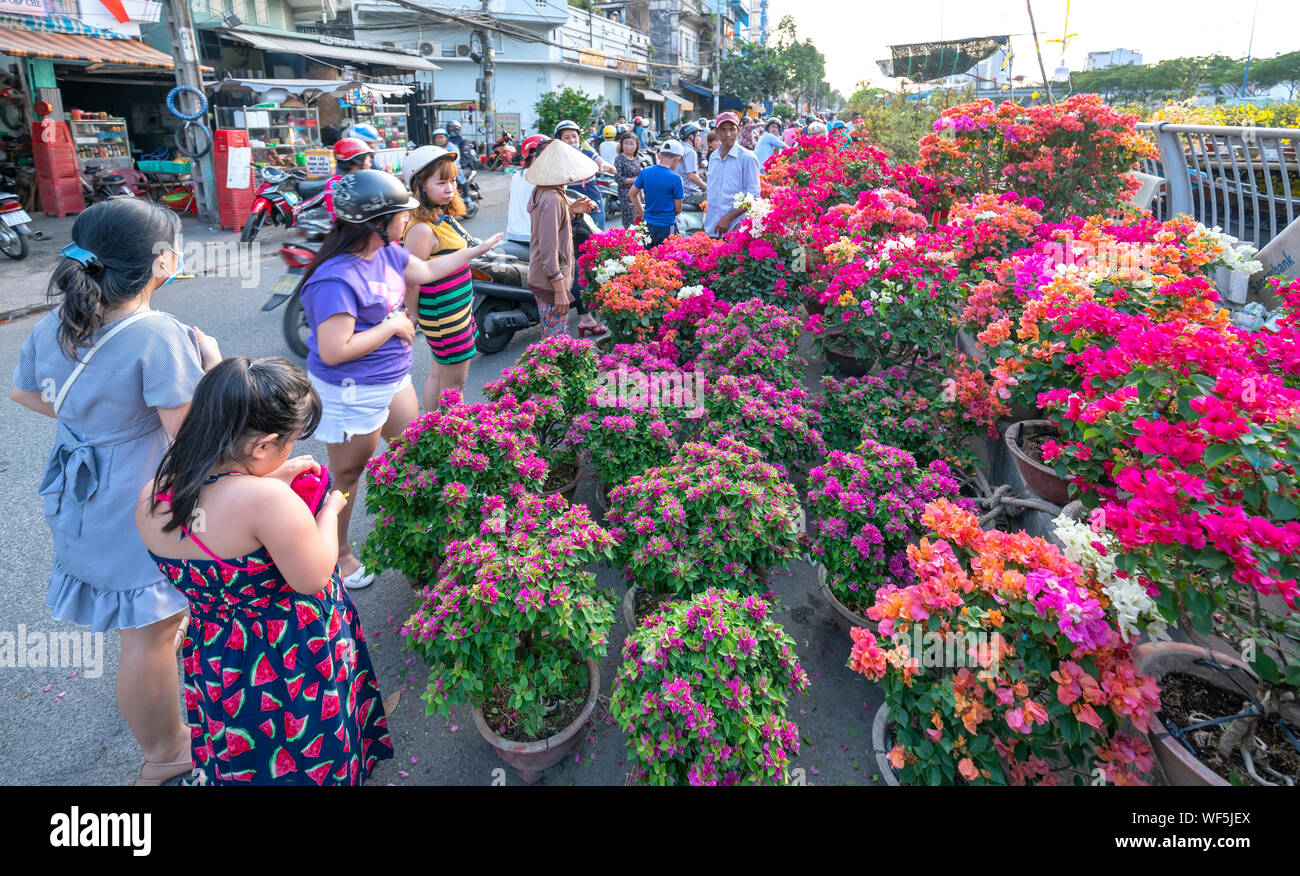 El ajetreo de comprar flores en el mercado de las flores, los