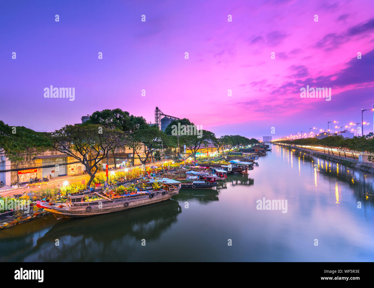 Sunset EMBARCADERO embarcadero junto al canal del mercado de flores. Este es el lugar los agricultores venden albaricoque y otras flores en el Año Nuevo Lunar en Ciudad Ho Chi Minh, Vietnam Foto de stock
