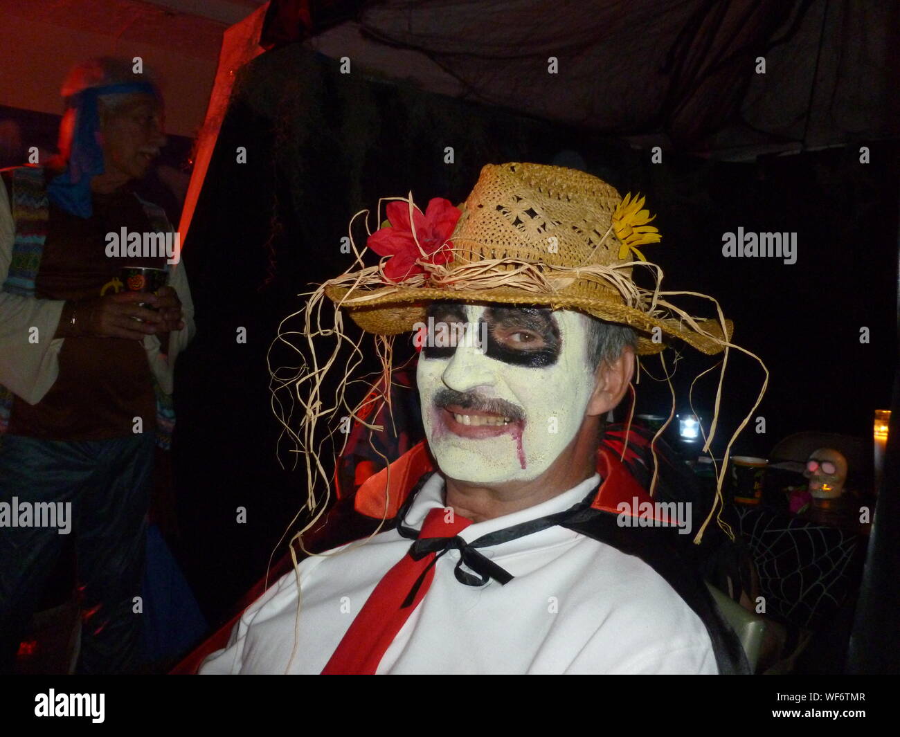 Disfraz de halloween para adultos fotografías e imágenes de alta resolución  - Alamy