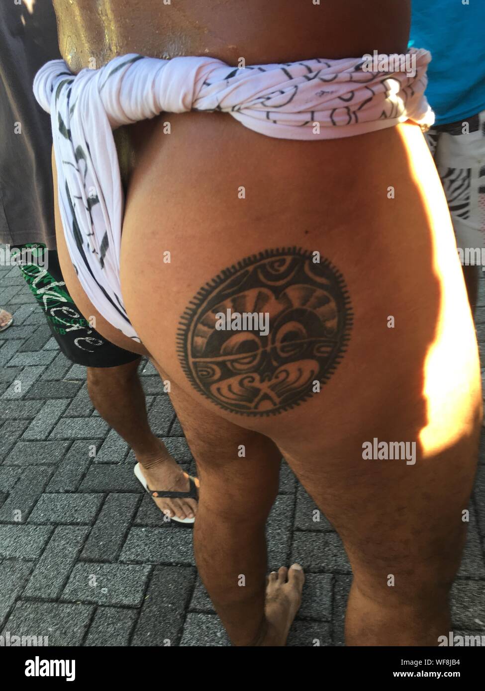 Parte media del hombre con el tatuaje en sus nalgas Fotografía de stock -  Alamy