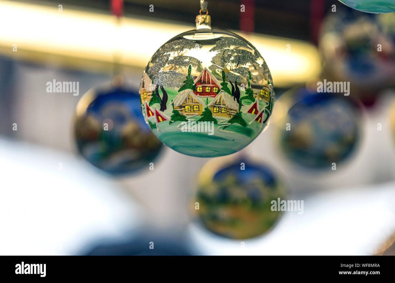 Bola de cristal de navidad fotografías e imágenes de alta