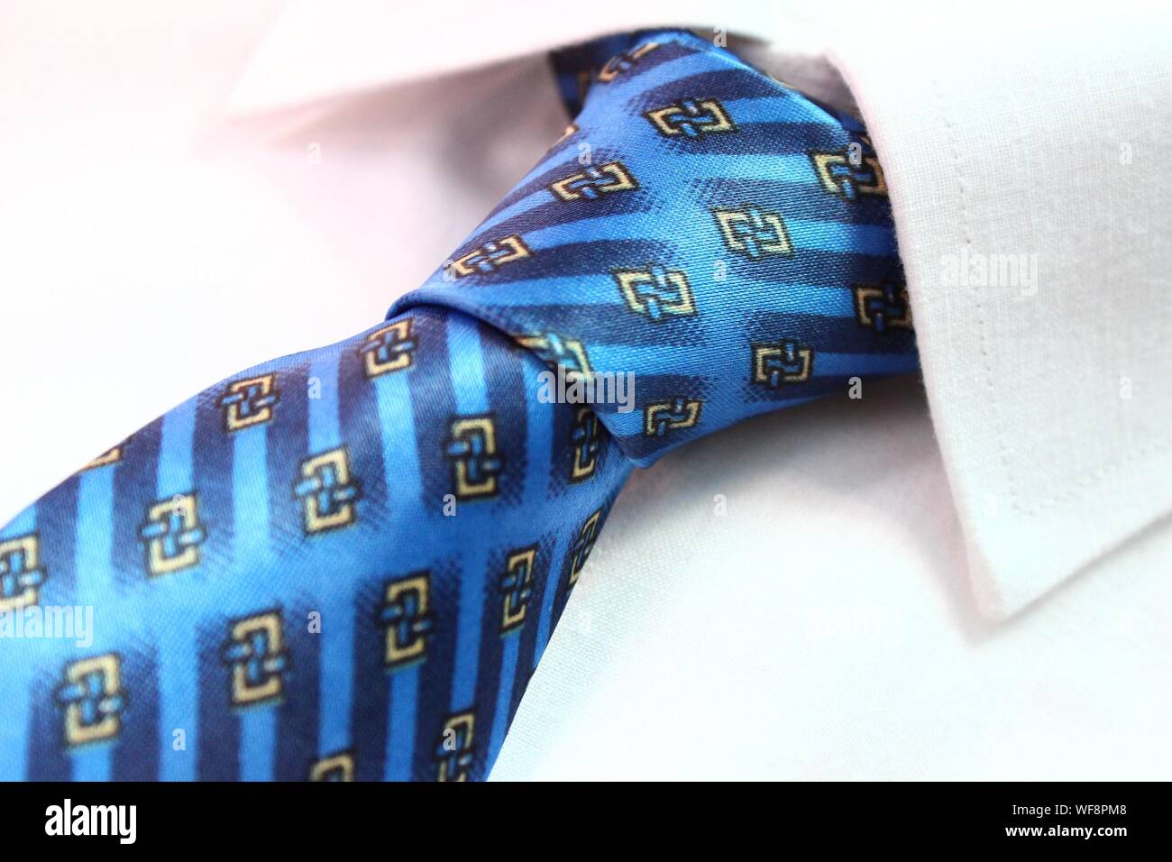 Close-up de corbata azul sobre camiseta blanca Foto de stock