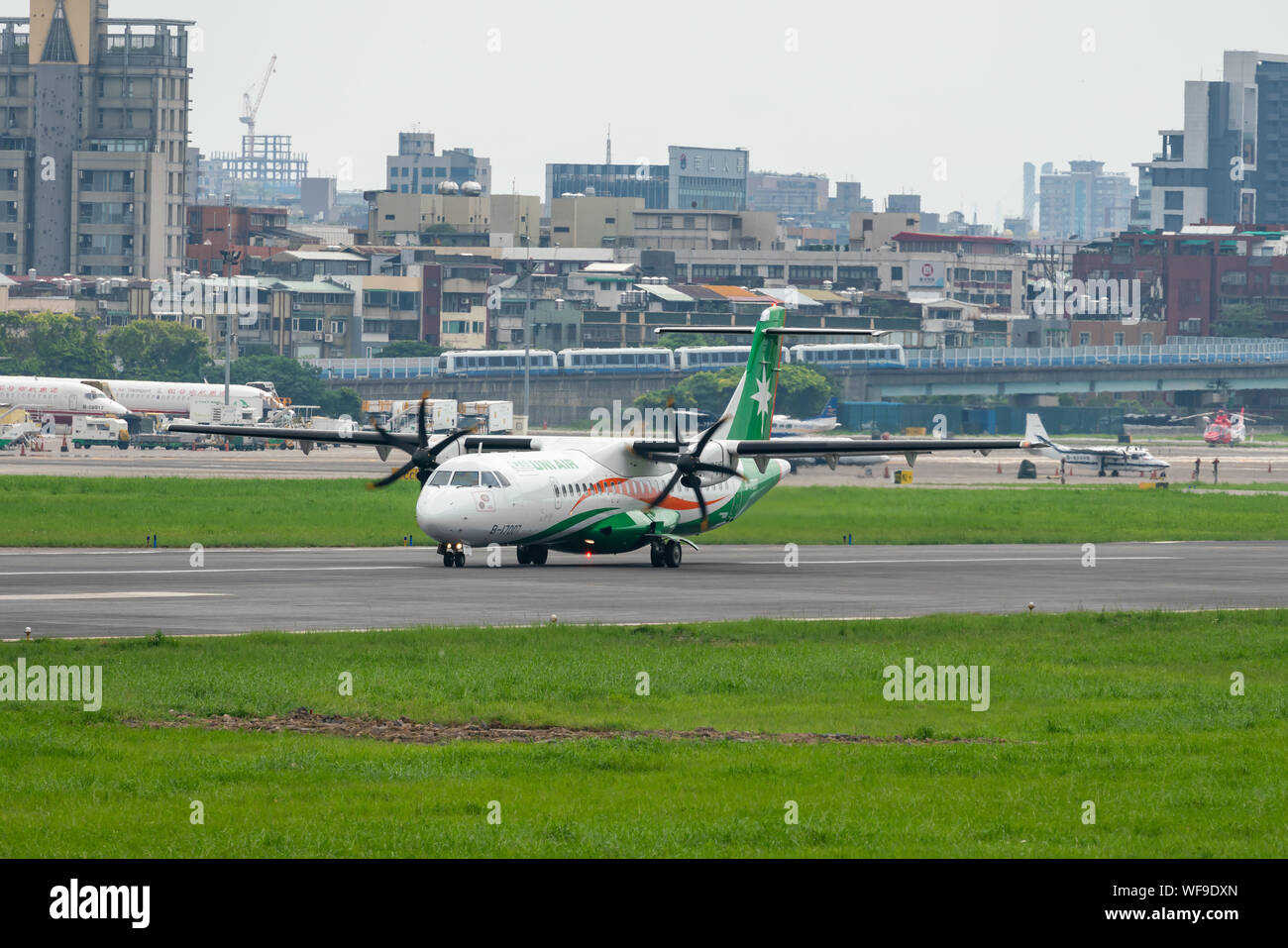 TAIPEI, Taiwán - 19 de mayo de 2019: UNI Air ATR-72-600 gravar en el aeropuerto Songshan de Taipei en Taipei, Taiwán. Foto de stock