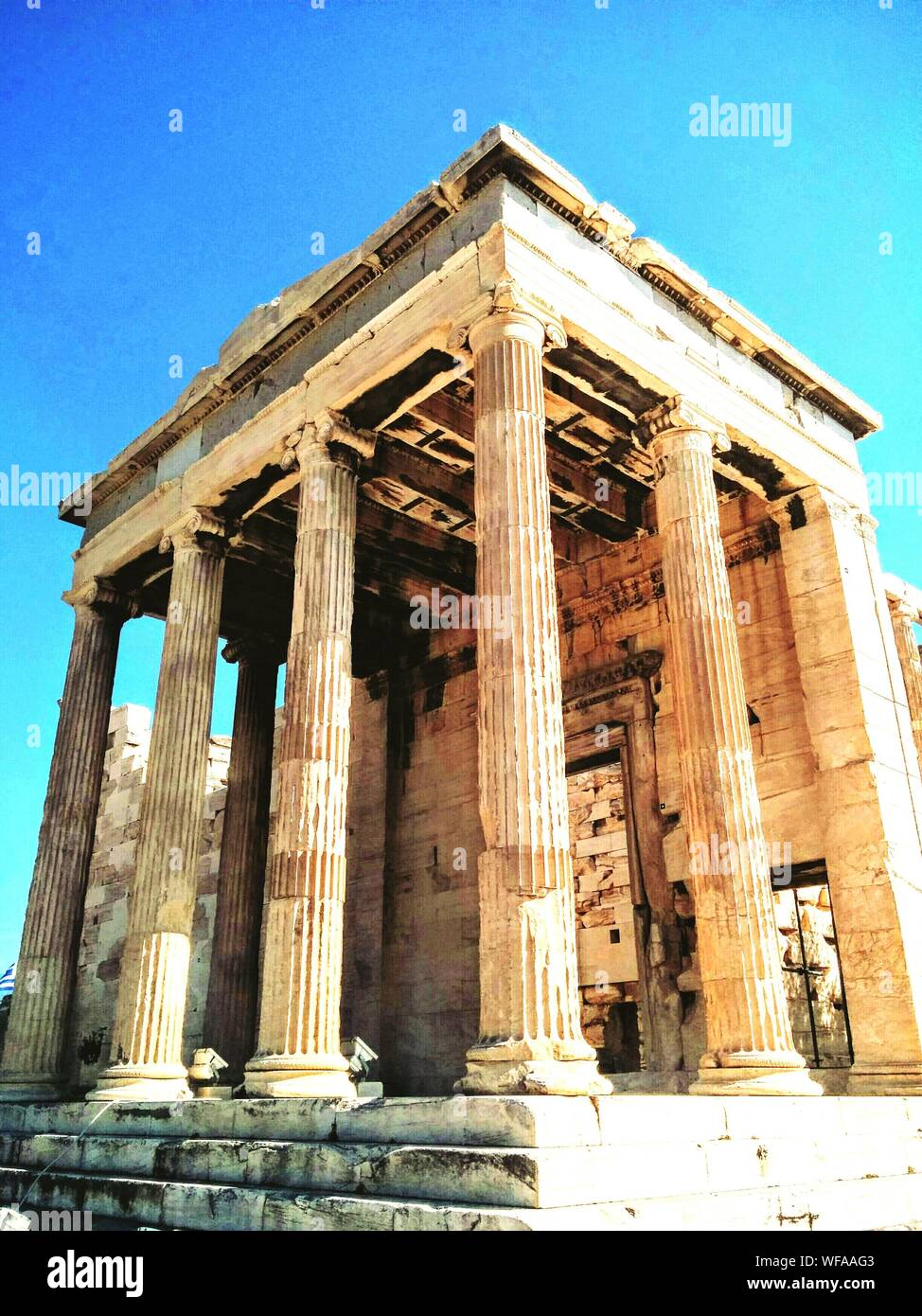 El Templo de Atenea Nike contra el cielo claro Fotografía de stock - Alamy