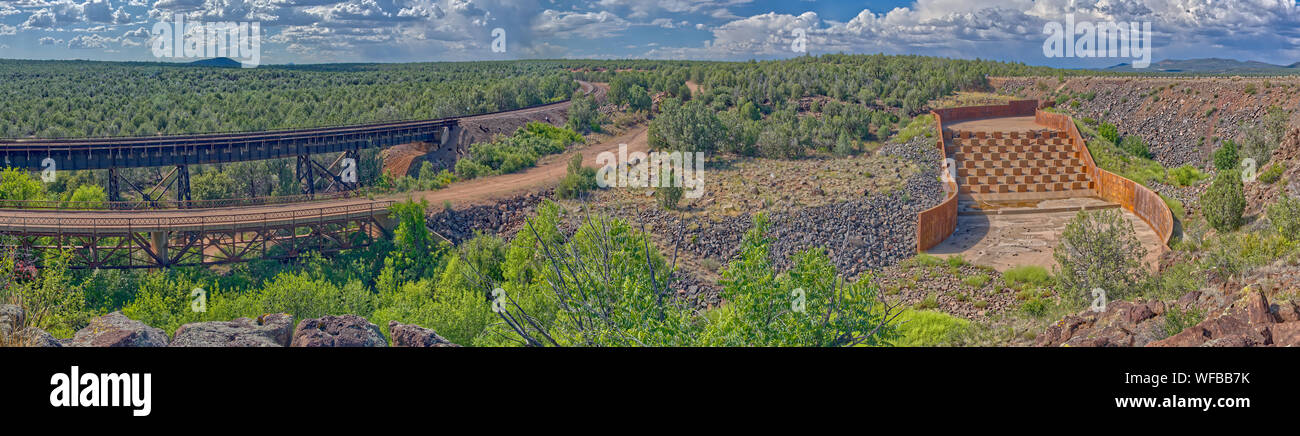 Puente ferroviario sobre el vertedero y Hell's Canyon, cerca de Drake, Arizona, Estados Unidos Foto de stock