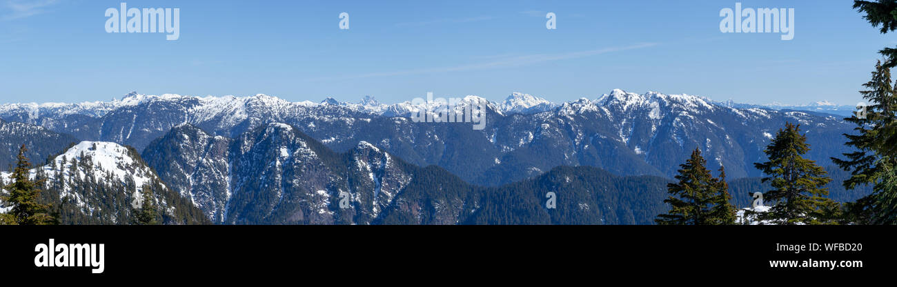 Vistas a la montaña desde la montaña Dam, Vancouver, British Columbia, Canadá Foto de stock