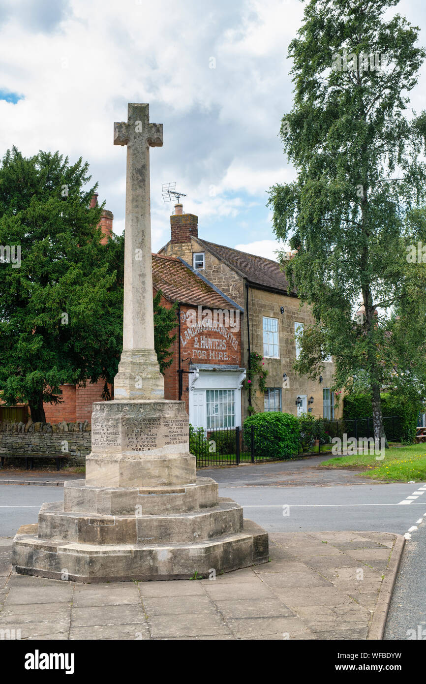 War Memorial y el viejo signo pintado sobre un edificio en la aldea de Kemerton, Cotswolds, distrito de Wychavon, Worcestershire, Reino Unido Foto de stock