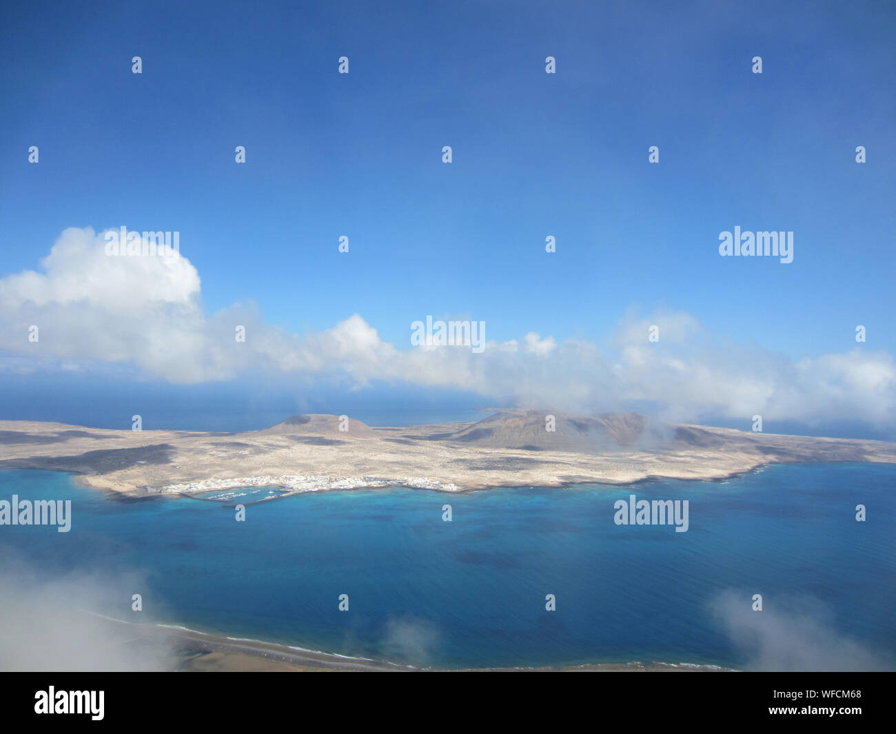 Vista aérea del paisaje y el mar contra el cielo azul Foto de stock