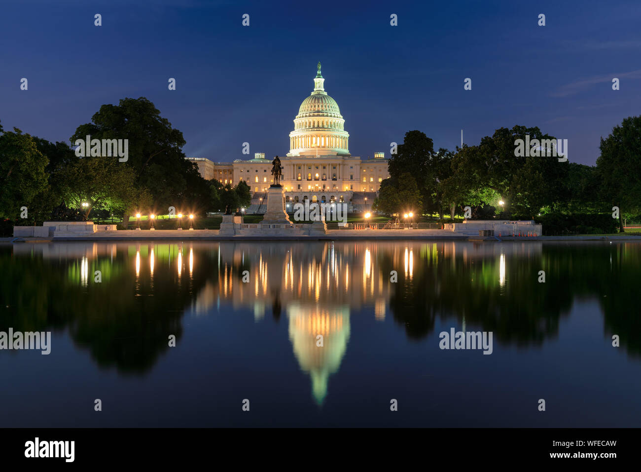 El edificio del Capitolio de los Estados Unidos en la noche Foto de stock