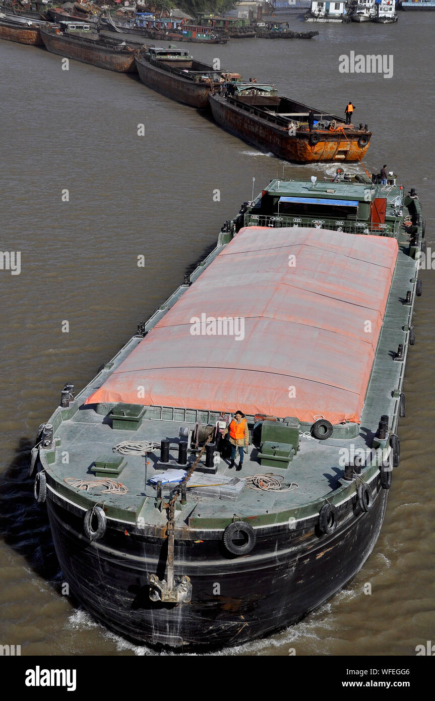 Las barcazas de carbón viajar en los canales principales del Río Yangtze en Nantong China Foto de stock