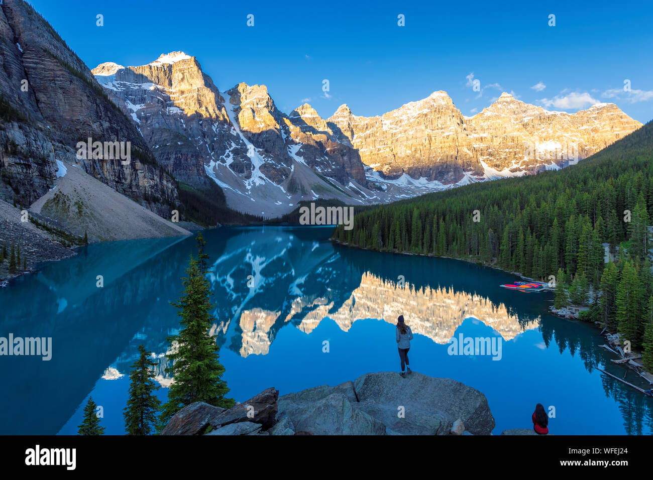 Amanecer en el lago Moraine, en el Parque Nacional Banff, Canadá Foto de stock