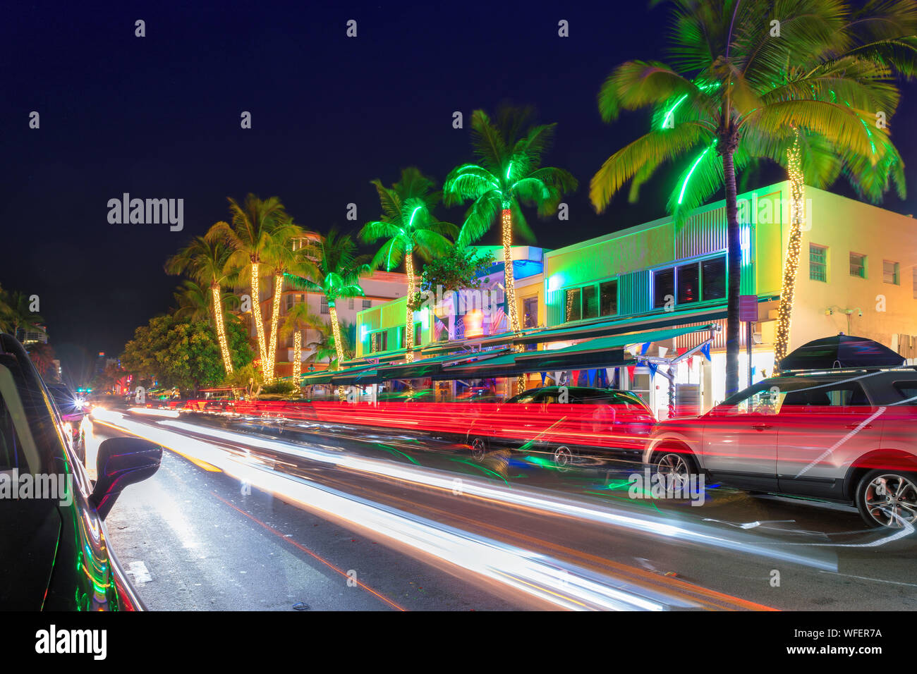 Tráfico nocturno en Ocean Drive en Miami Beach, Florida Foto de stock