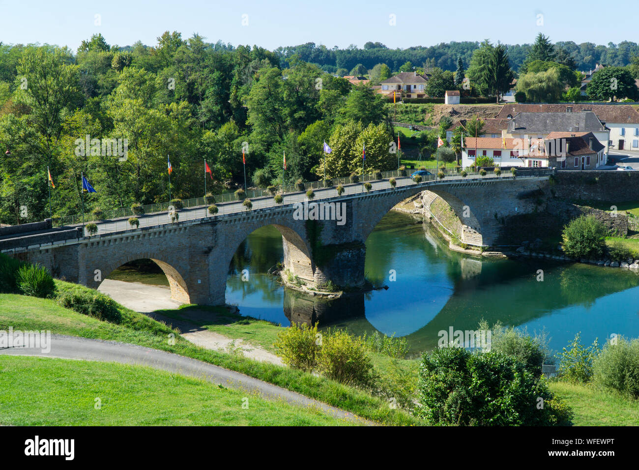 Puente sobre Dio Doloron en día soleado Foto de stock