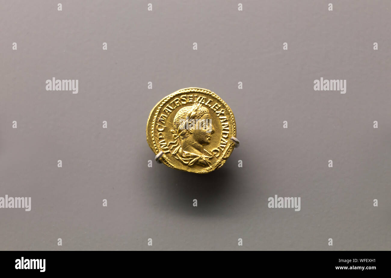 Mérida, España - Diciembre 20th, 2017: el Emperador Severus Alexander aureus moneda de oro, 222-235 AC. MNAR, España Foto de stock