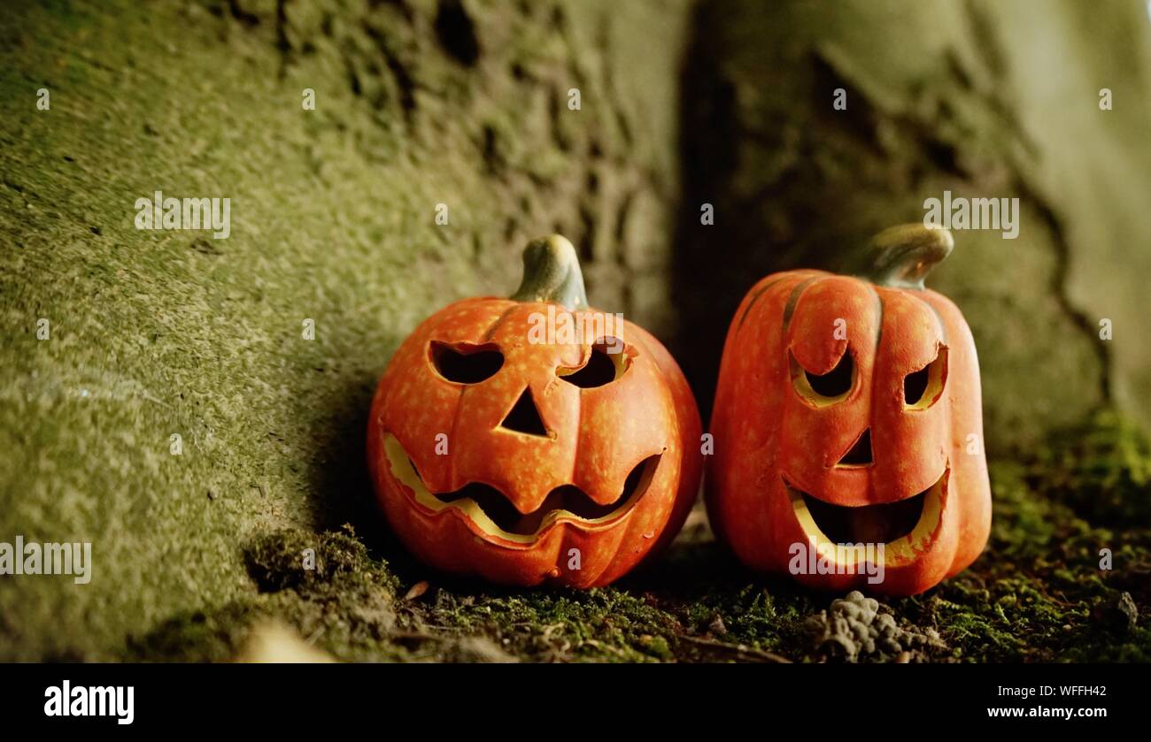 Close-up de figuras antropomorfas calabazas por Wall durante Halloween Foto de stock
