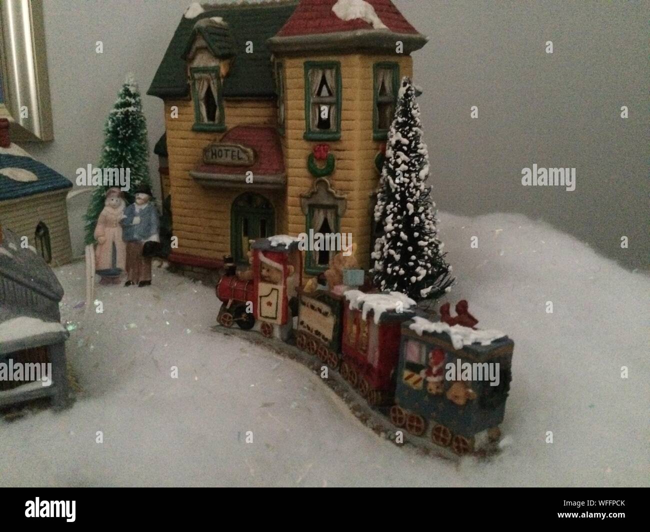 Tren de juguete de navidad y la casa fotografías e imágenes de alta  resolución - Alamy