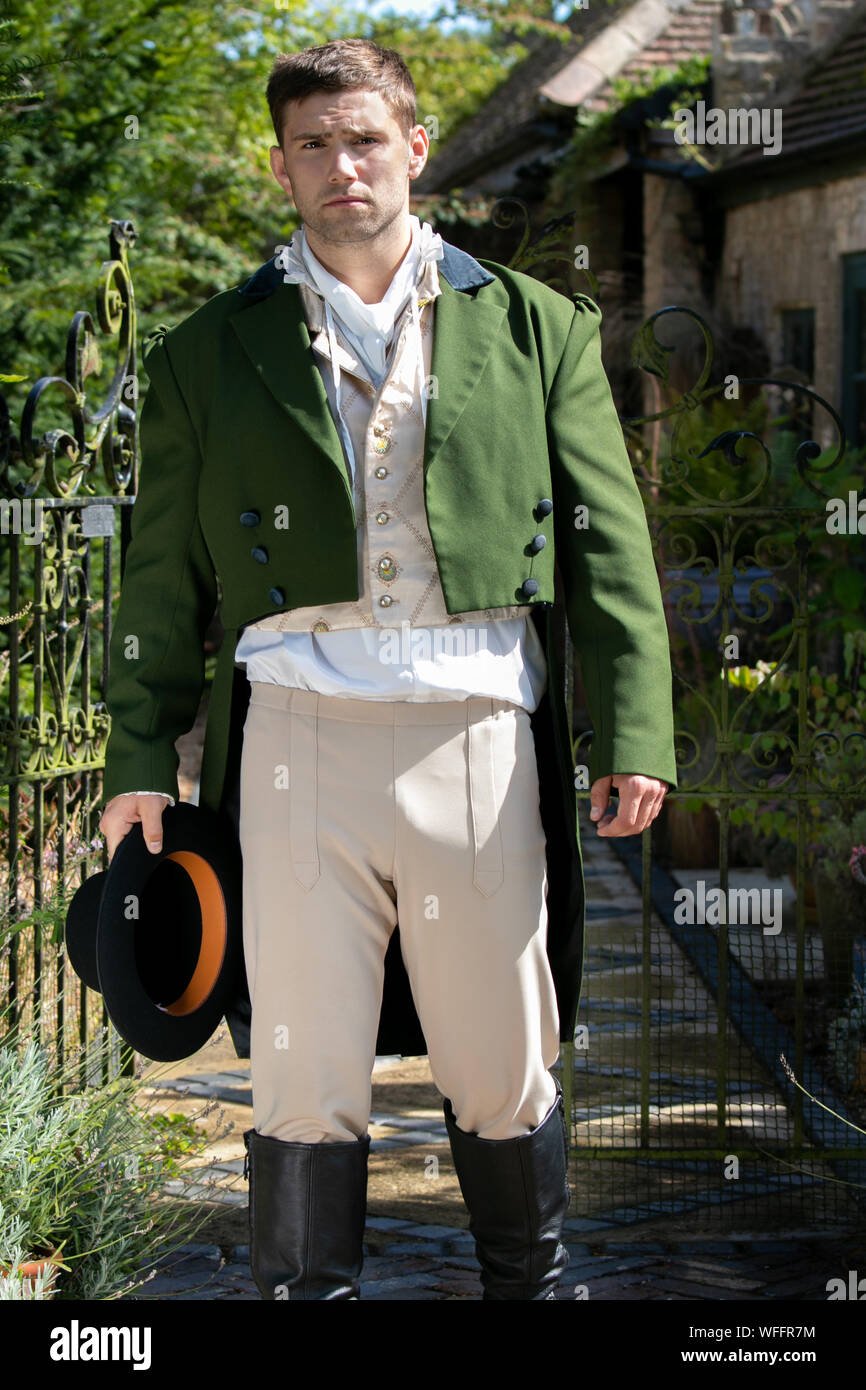Retrato de atractivo caballero vestido con traje vintage, sosteniendo top  hat en casa señorial patio Fotografía de stock - Alamy
