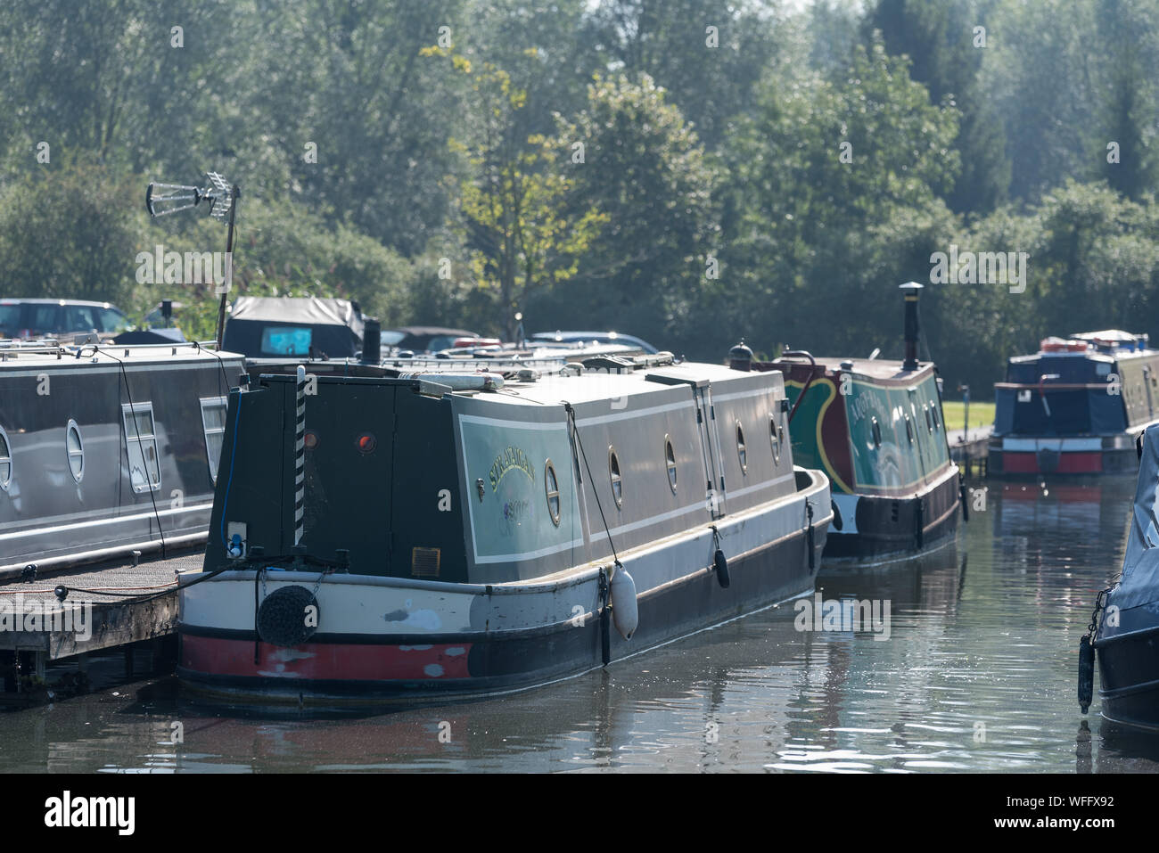 barco por el canal en el agua británica aldermaston vacaciones Foto de stock
