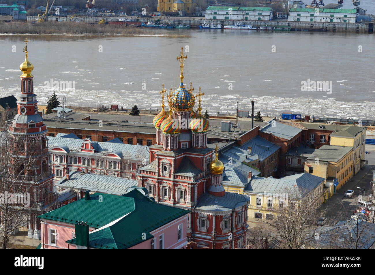 Vista desde la vertiente de la primavera el hielo a la deriva a lo largo del río Oka. Panorama de la ciudad en 2016. Rusia. Foto de stock