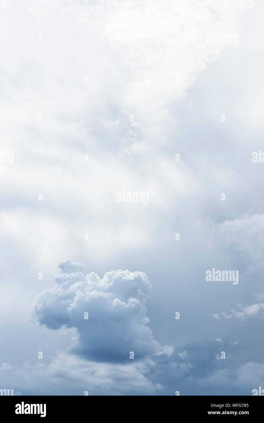 Ángulo de visión baja de Cloudscape Foto de stock
