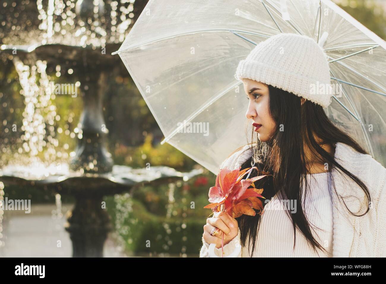 Close-up de Mujer sosteniendo paraguas mojados Fotografía de stock - Alamy