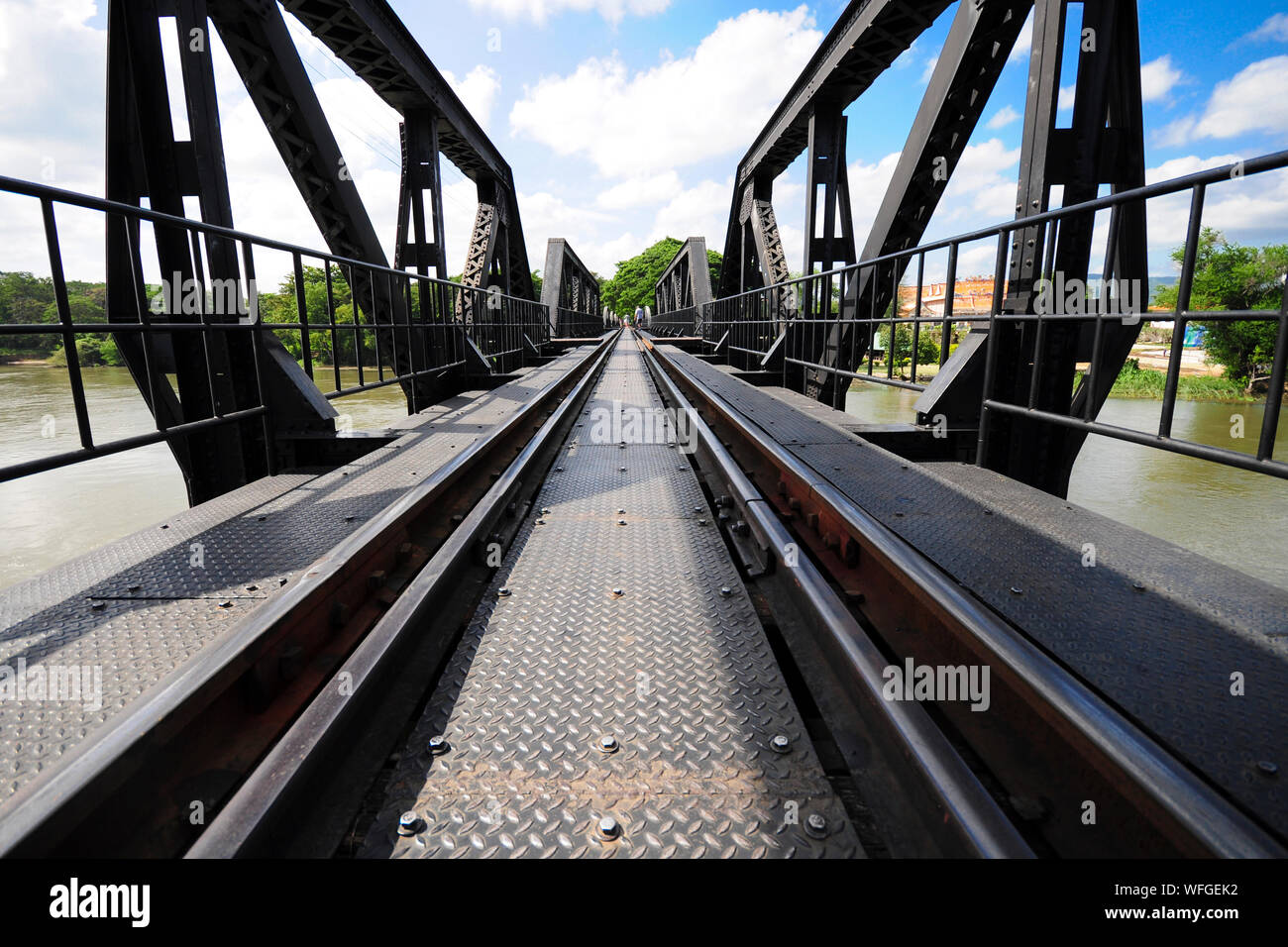 Puente ferroviario sobre el río contra el cielo Foto de stock