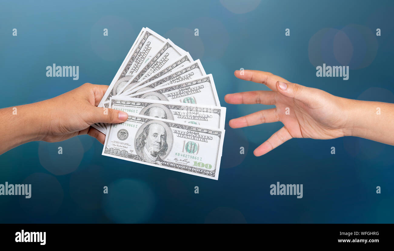 Los empresarios mano para enviar dinero, billetes de banco, coger el dinero, conceptos de pago Foto de stock