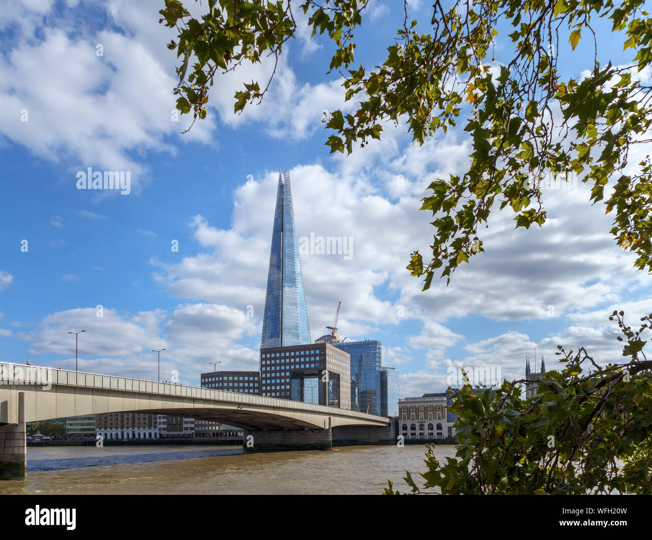 Vista desde el camino del Támesis en la orilla norte del Puente de Londres, mirando al sur por el río Támesis hasta el Shard y el Banco del Sur en Southwark, London SE1 Foto de stock