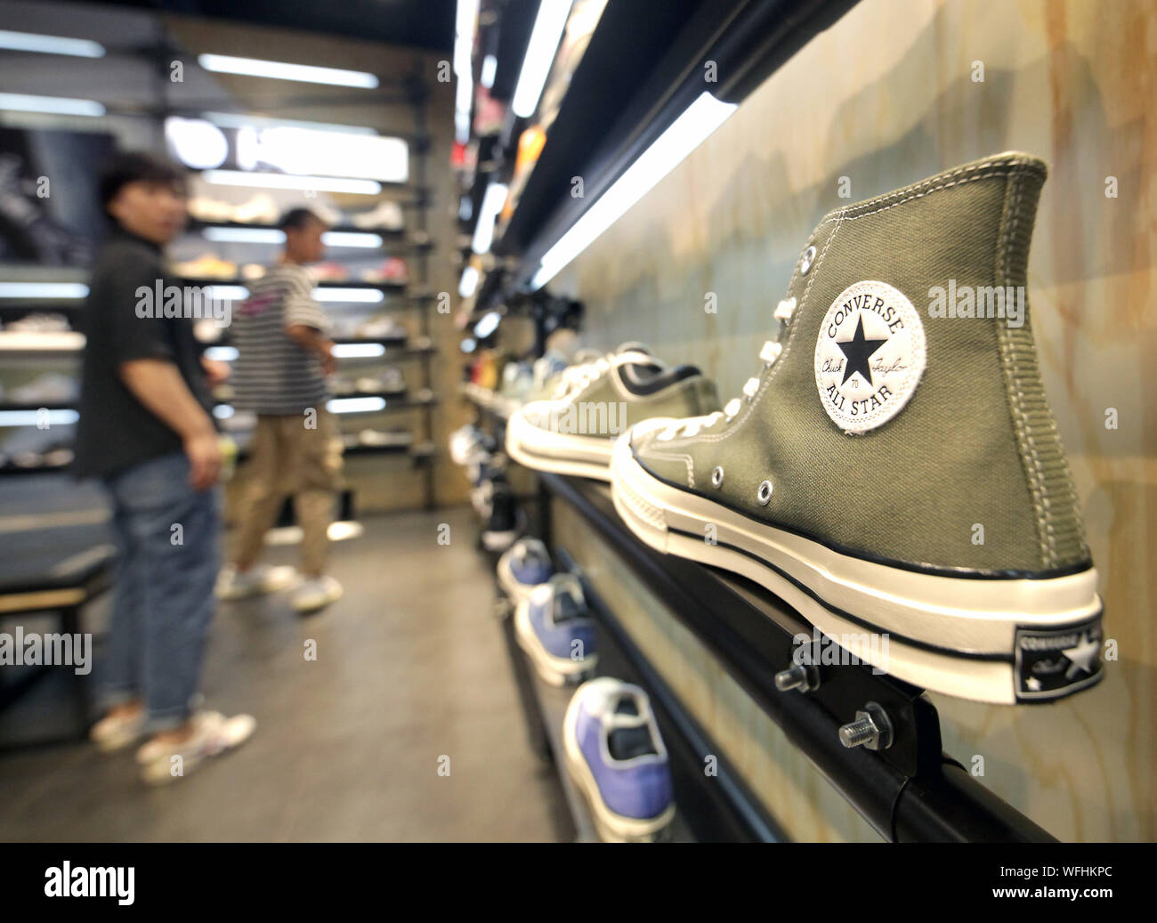 Joven O después Frente Tienda china en una tienda de ropa Converse en un centro comercial  internacional en Beijing el sábado, 31 de agosto de 2019. El Presidente de  Estados Unidos, Donald Trump las últimas metas