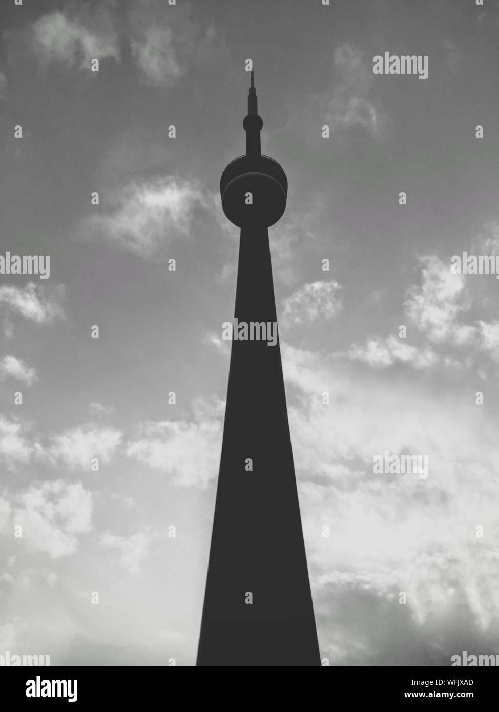 Ángulo de visión baja de la Torre CN contra el cielo nublado Foto de stock
