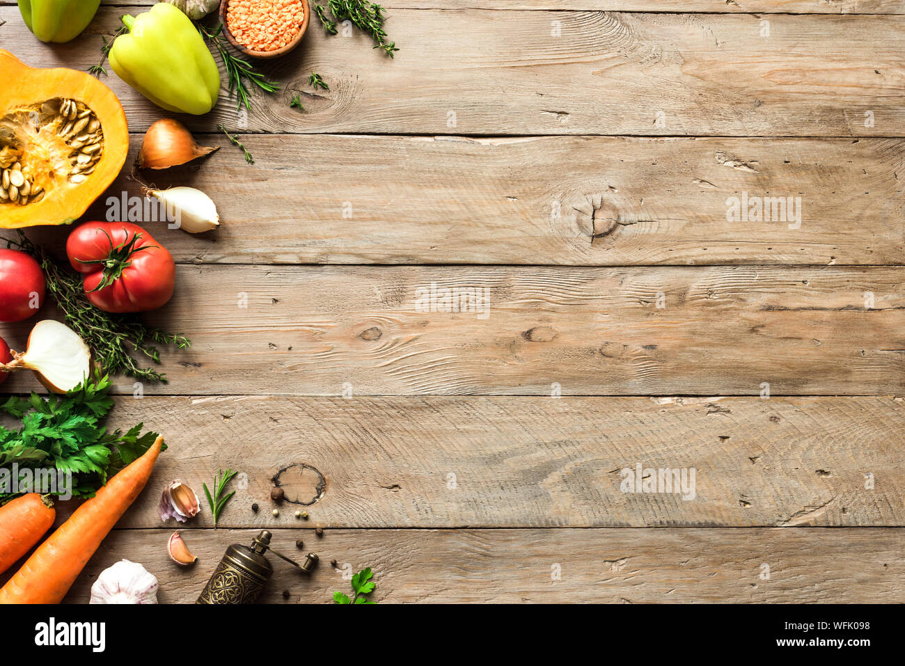 Otoño cocinar verduras orgánicas de temporada con antecedentes sobre la mesa de madera, vista superior, copia el espacio. Ingredientes para el otoño sopas y platos de temporada. Foto de stock