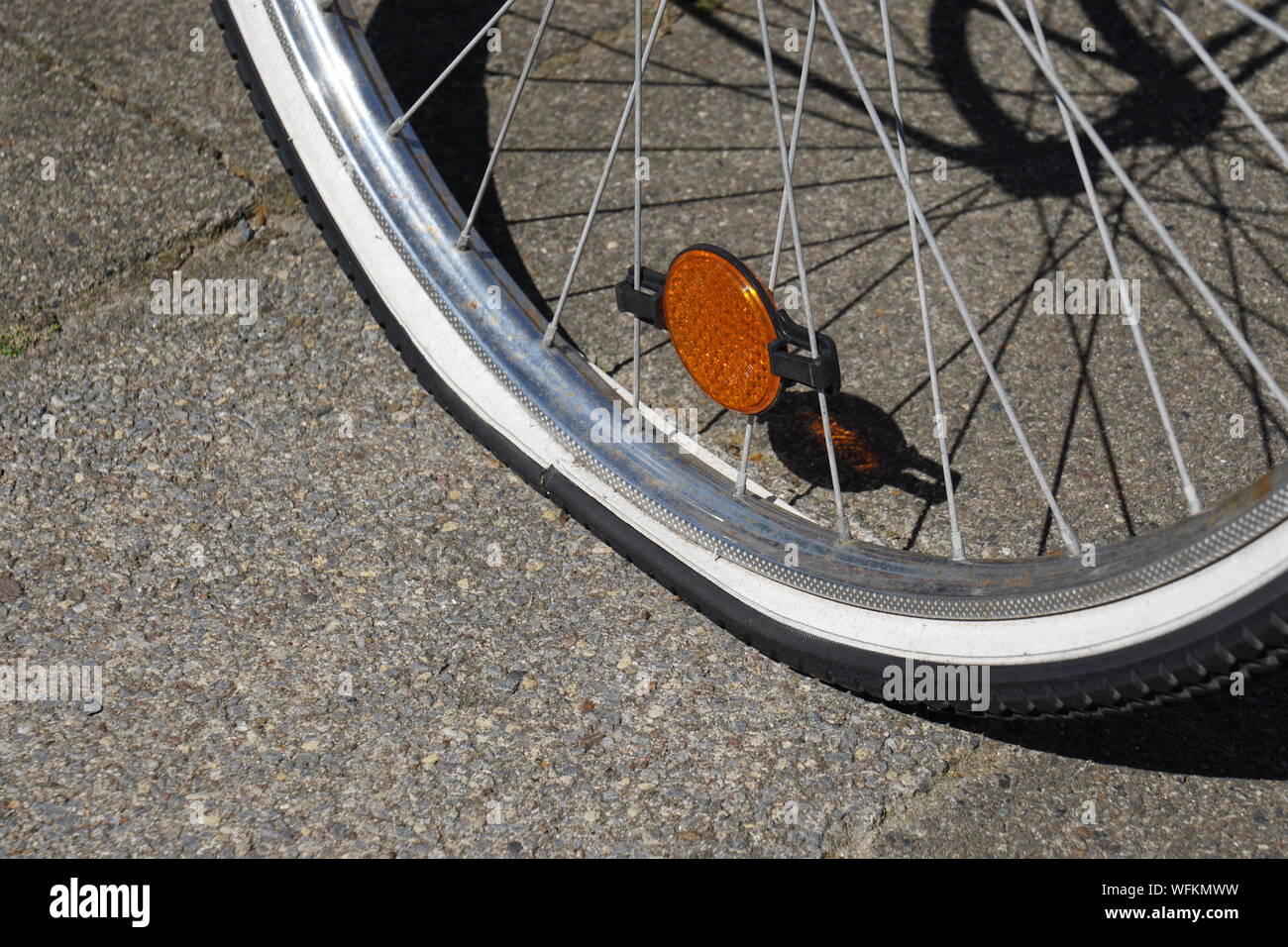 Close-up de pinchado la rueda de bicicleta en la calle Fotografía de stock  - Alamy