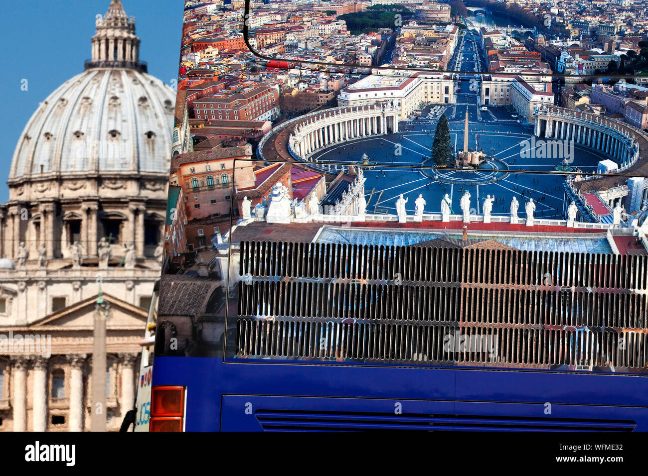 Tourbus con imagen de la plaza de San Pedro en la parte delantera del Vaticano Foto de stock
