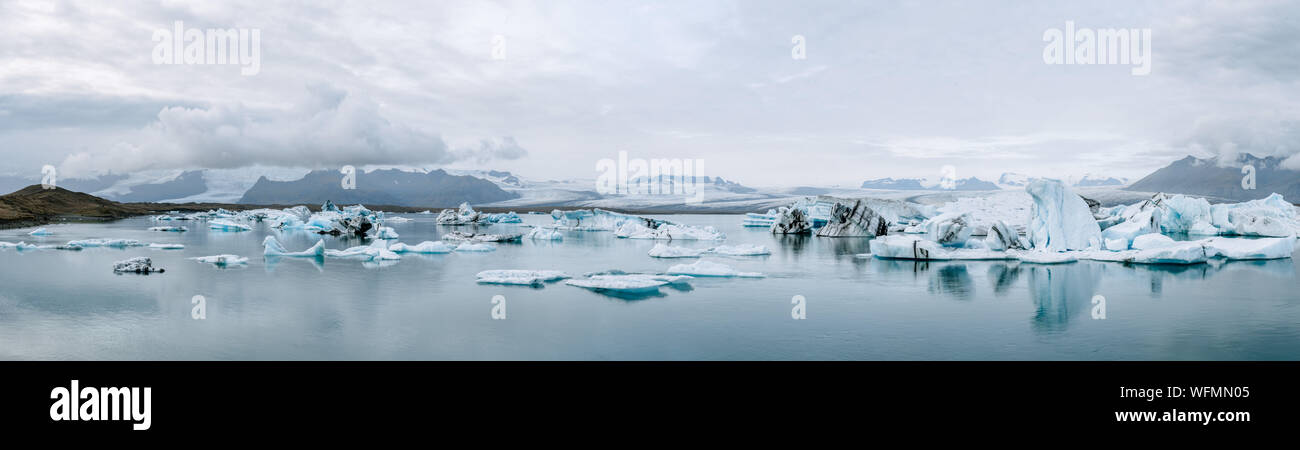 Vista panorámica de icebergs fusión en glaciar Foto de stock