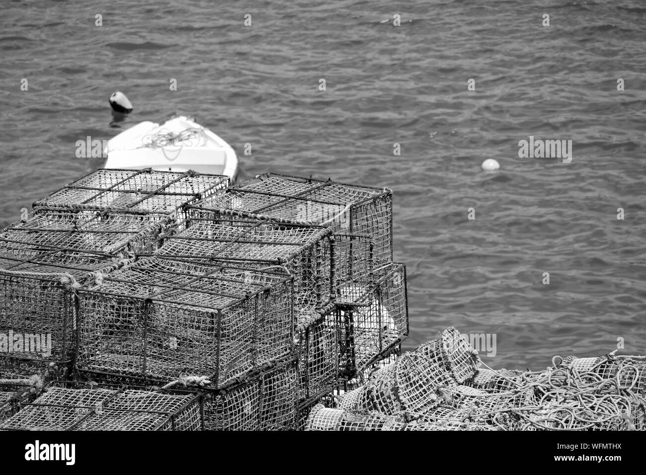 Un alto ángulo de vista de potes de cangrejo en la industria pesquera Foto de stock