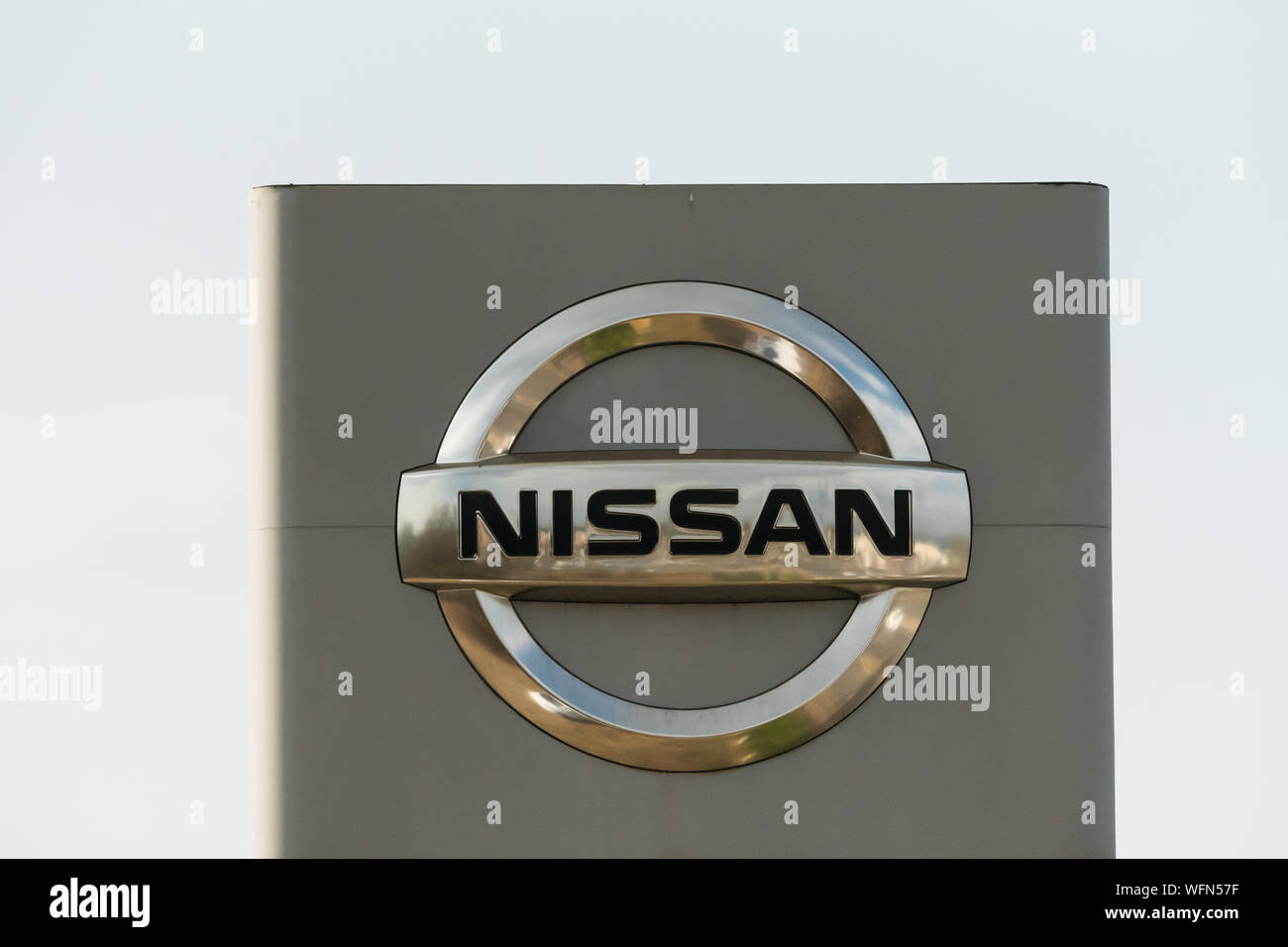 El fabricante de automóviles Nissan letrero con logotipo contra un cielo azul en Johannesburgo, Gauteng, Sudáfrica Foto de stock