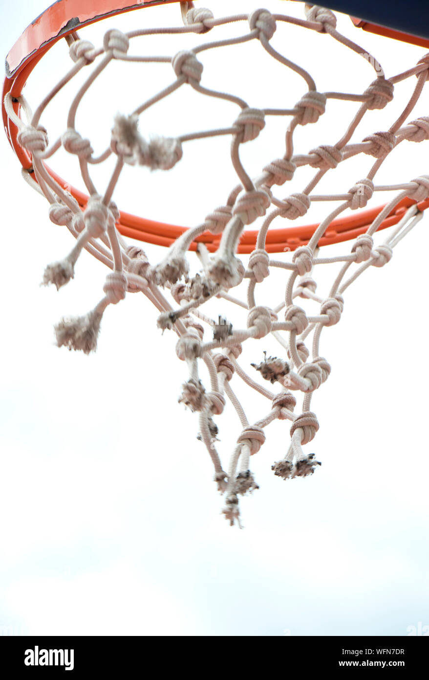 Anillo de baloncesto y neto en el desenfoque de movimiento en vista de ángulo bajo, detalle Foto de stock