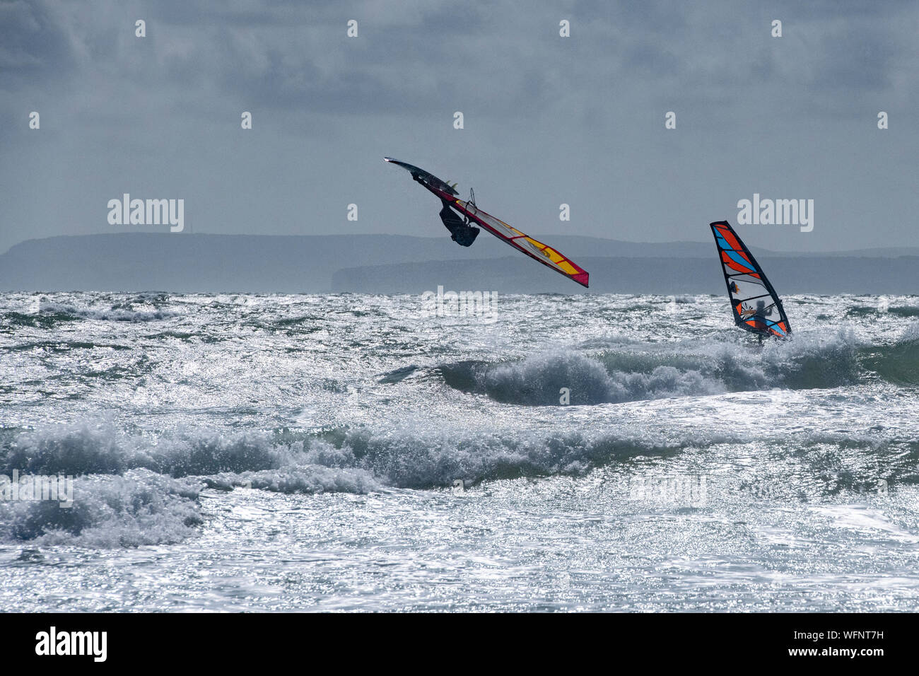 Windsurf en West Wittering Beach, West Sussex Foto de stock