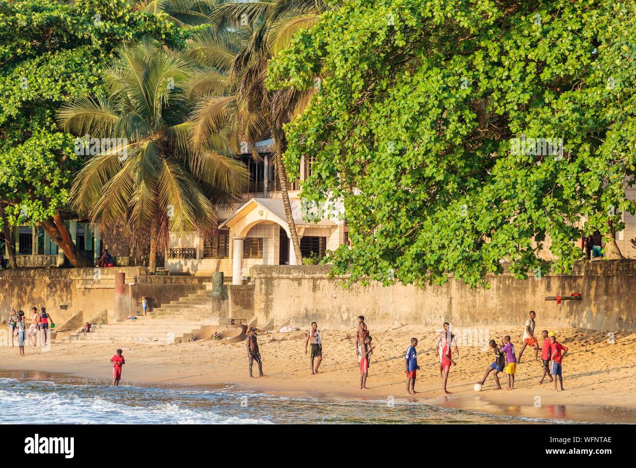 Camerún, región sur, Departamento del océano, Kribi, African muchachos jugando al fútbol en la playa Foto de stock