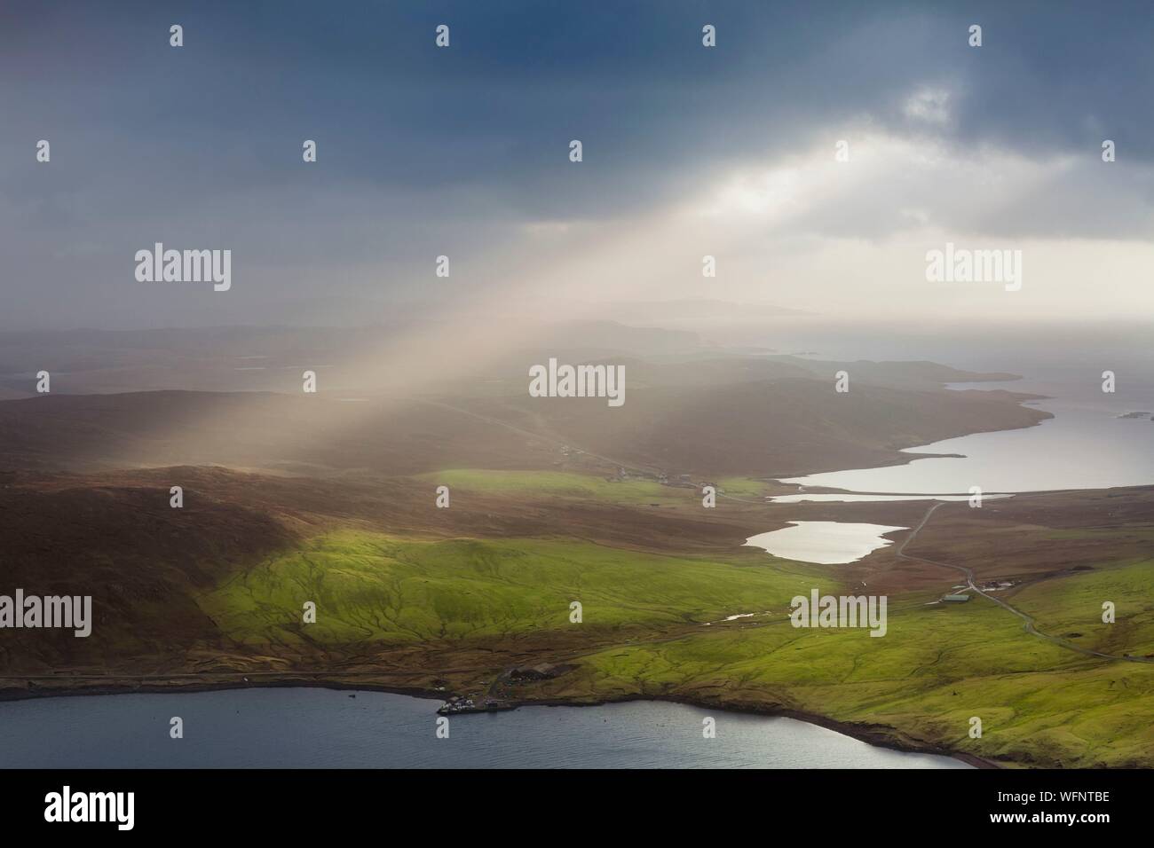 Reino Unido, Escocia, Islas Shetland, Continental, Ronas Hill, la creciente tormenta y rayo de sol visto desde el punto más alto del archipiélago Shetland, elevándose a 450 metros sobre el nivel del mar. Foto de stock