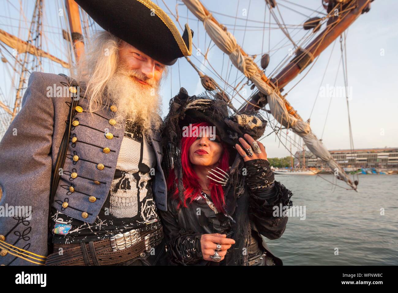 Pareja pirata fotografías e imágenes de alta resolución - Alamy