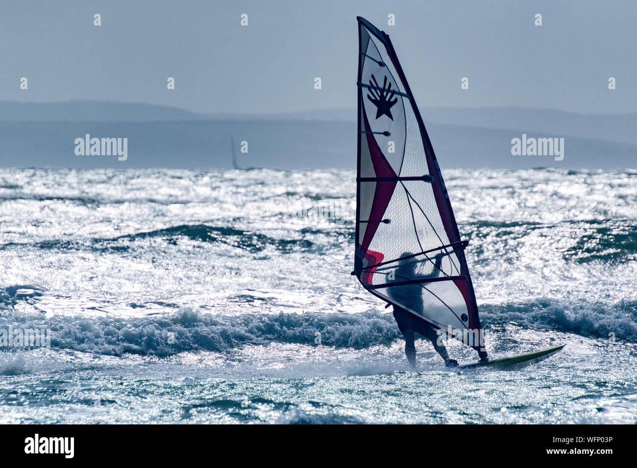 Windsurf en West Wittering Beach, West Sussex Foto de stock