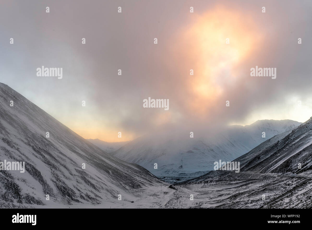 Puesta de sol en Atigun Pass, Dalton Highway, Arctic Circle, Alaska, EE.UU., América del Norte Foto de stock