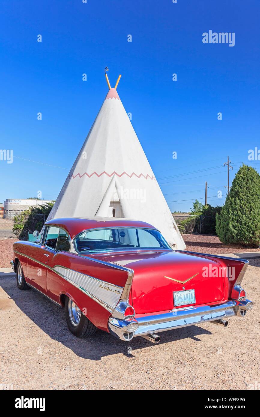 Estados Unidos, Arizona, Ruta 66, Holbrook, Wigwam Motel indicados en el Certificado Nacional de Lugares Históricos con coches de coleccionista Foto de stock